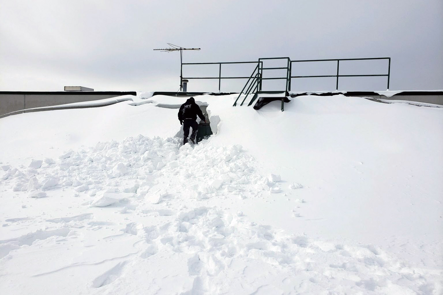 Overcoming the Weight of Heavy Snow on Commercial Roofs: Solutions & Tips